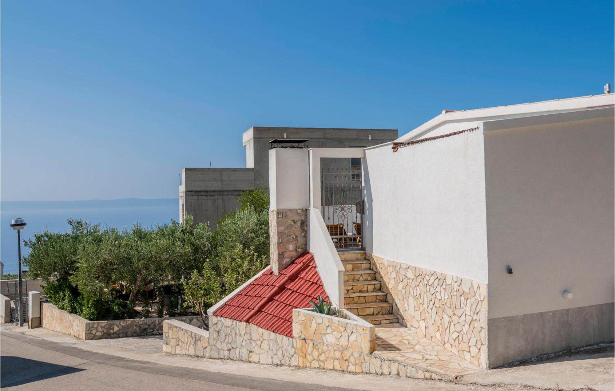 2 Bedroom Cozy Apartment In Makarska Exterior photo
