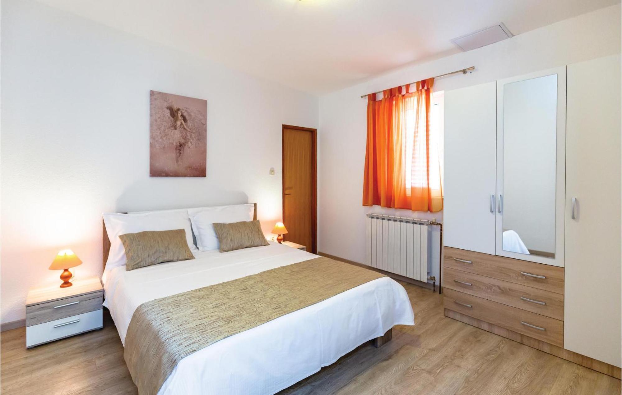 2 Bedroom Cozy Apartment In Makarska Exterior photo
