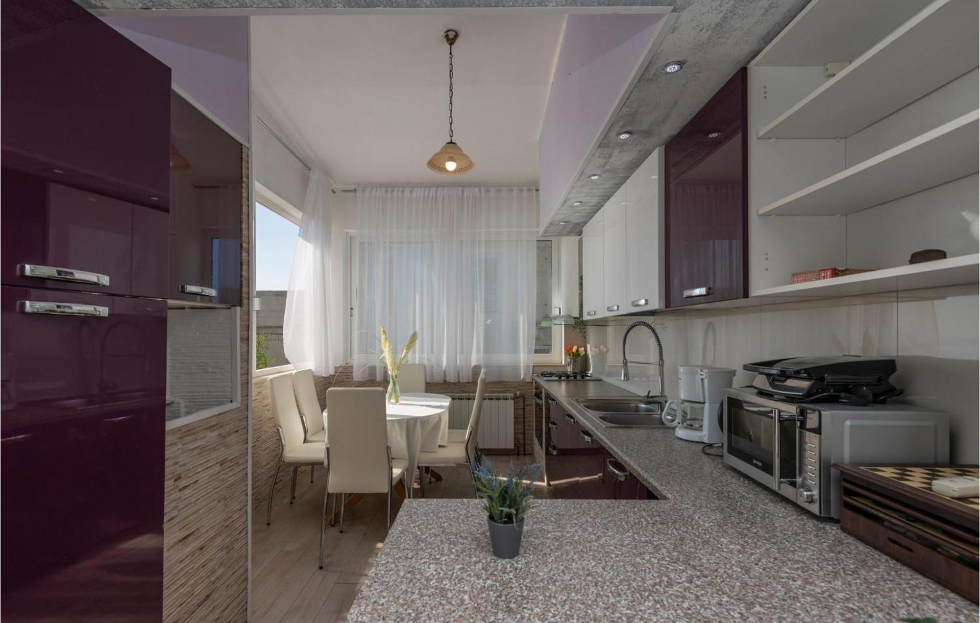 2 Bedroom Cozy Apartment In Makarska Exterior photo