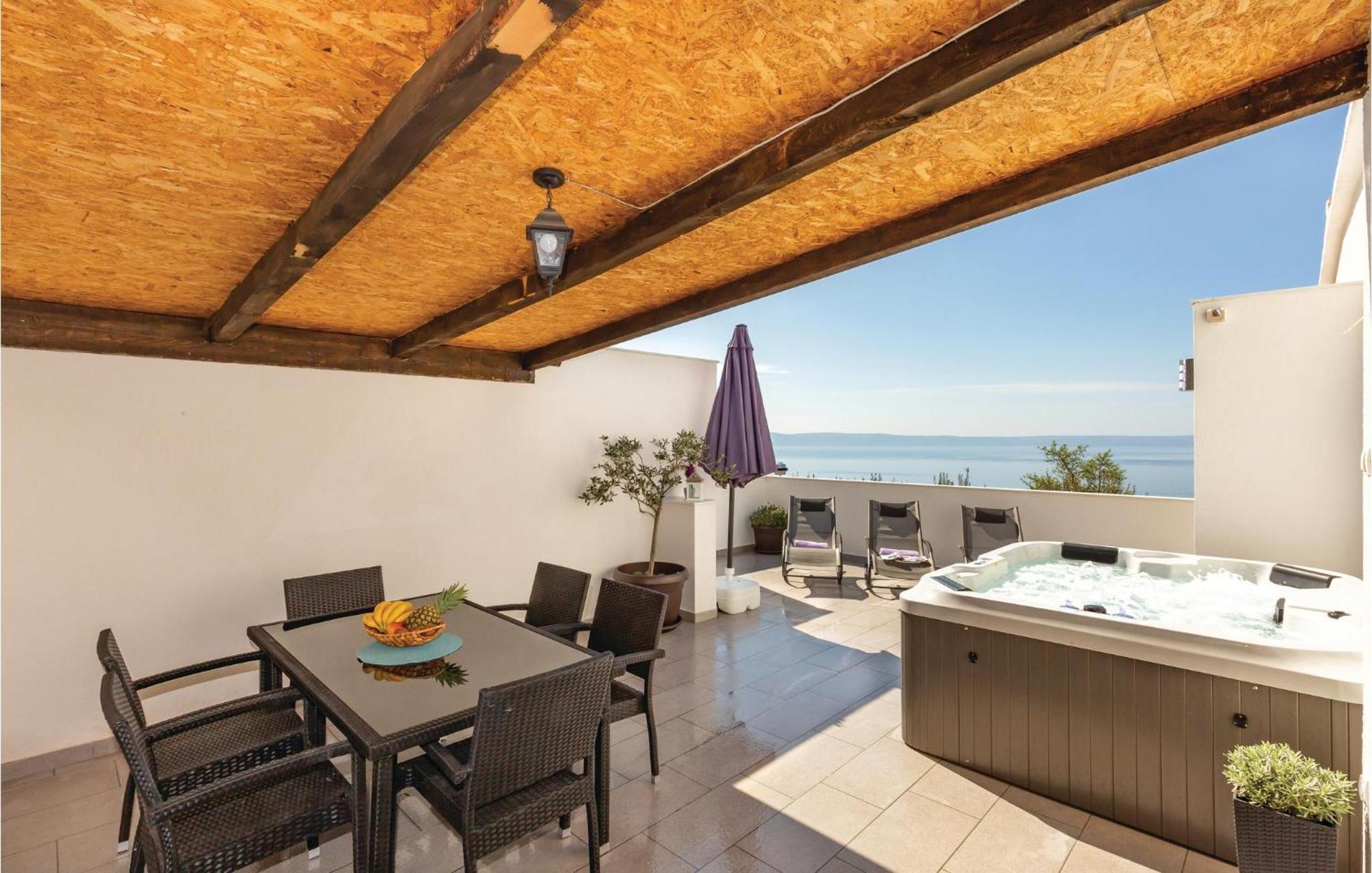 2 Bedroom Cozy Apartment In Makarska Exterior photo