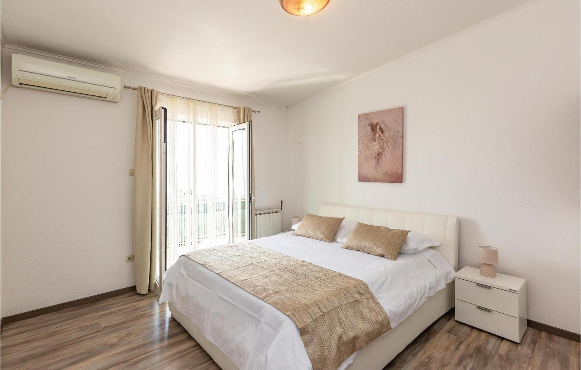2 Bedroom Cozy Apartment In Makarska Exterior photo