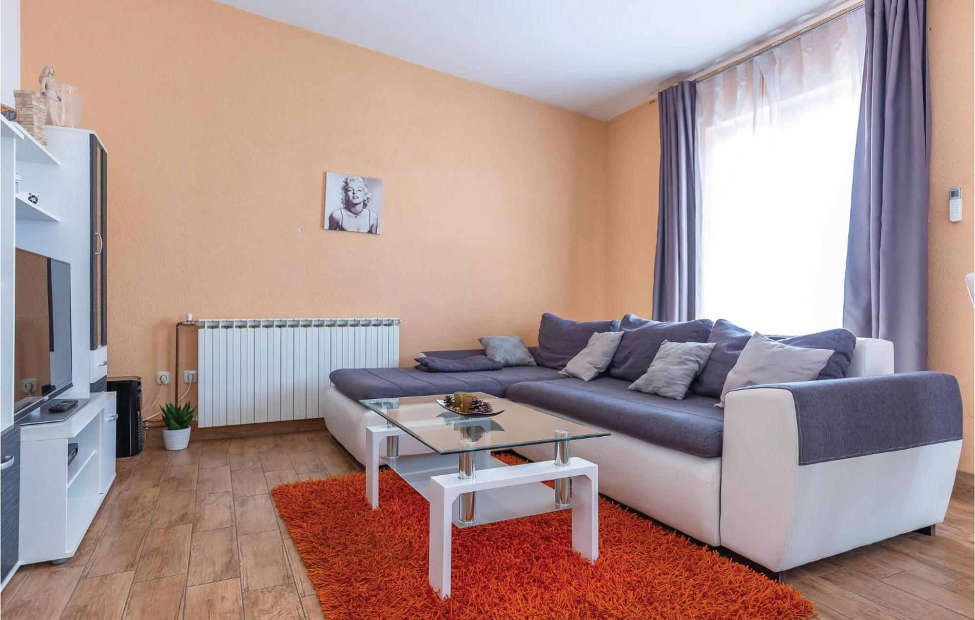 2 Bedroom Cozy Apartment In Makarska Exterior photo