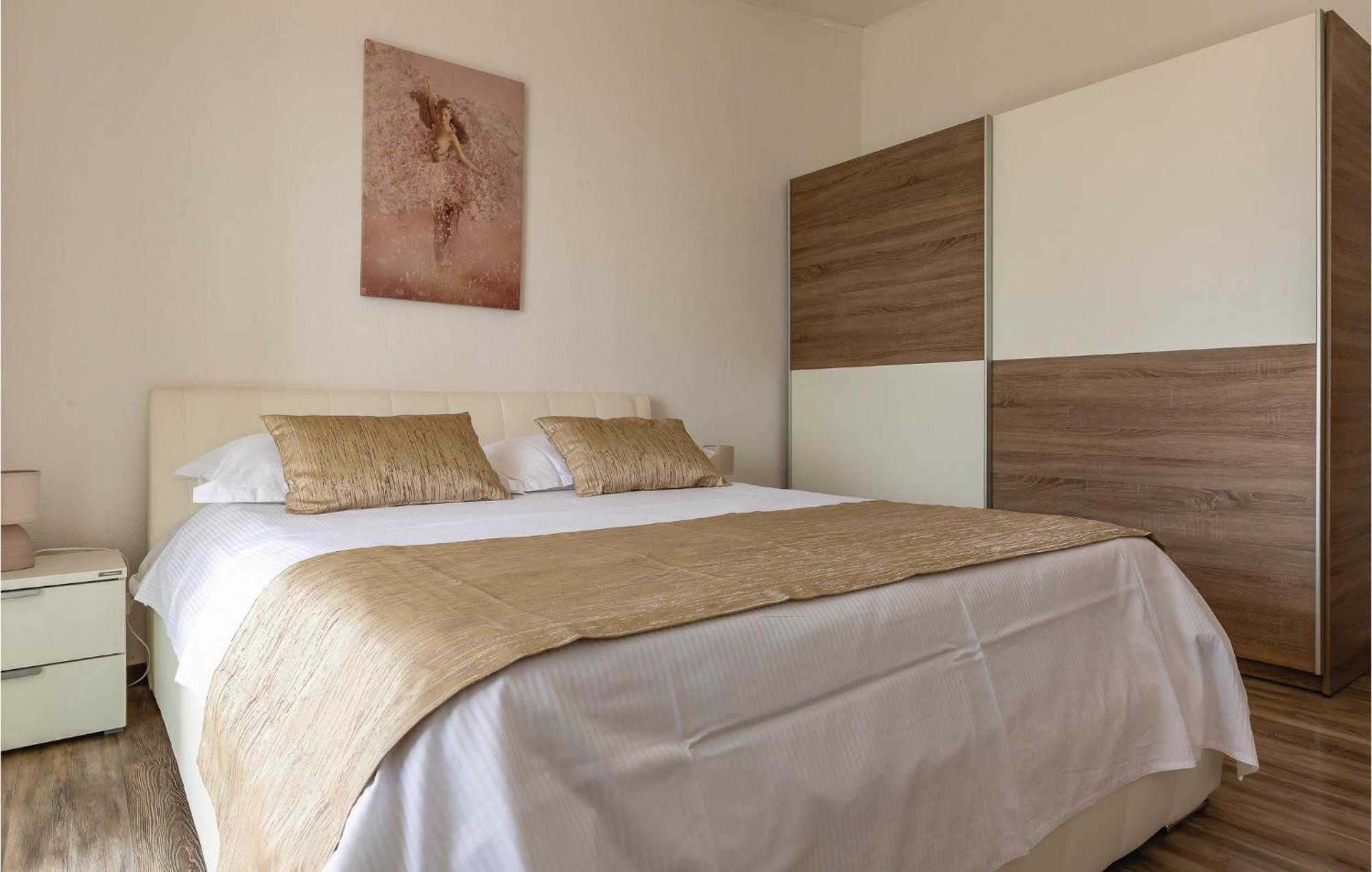 2 Bedroom Cozy Apartment In Makarska Exterior photo