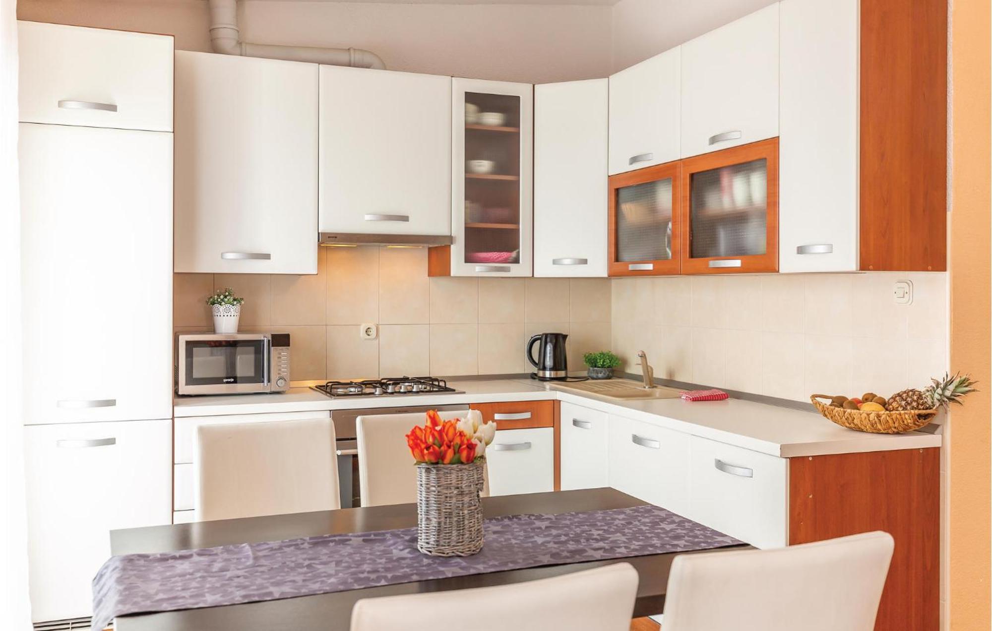 2 Bedroom Cozy Apartment In Makarska Exterior photo
