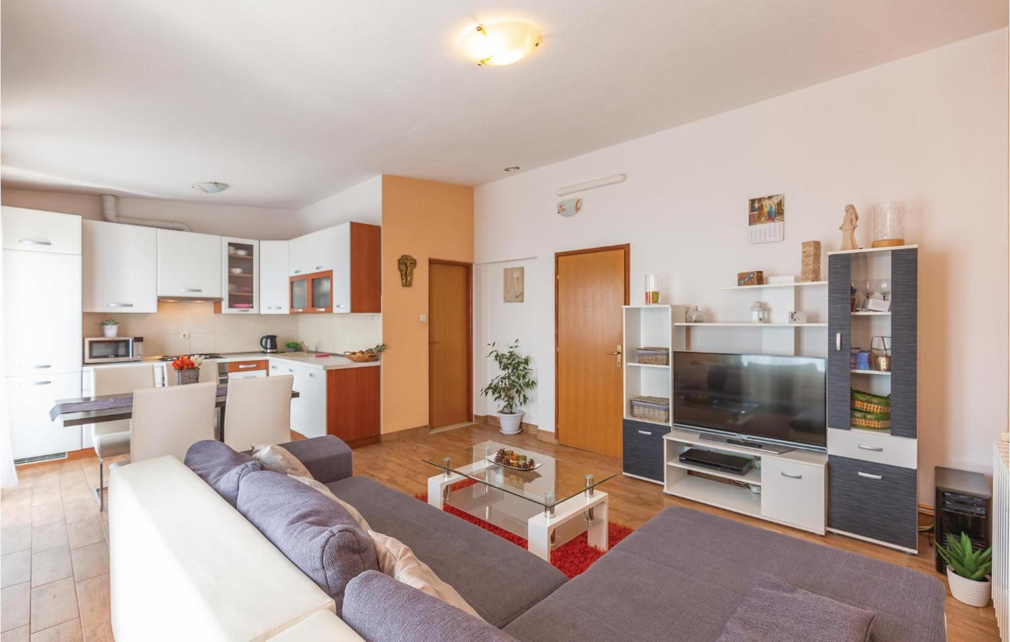 2 Bedroom Cozy Apartment In Makarska Exterior photo