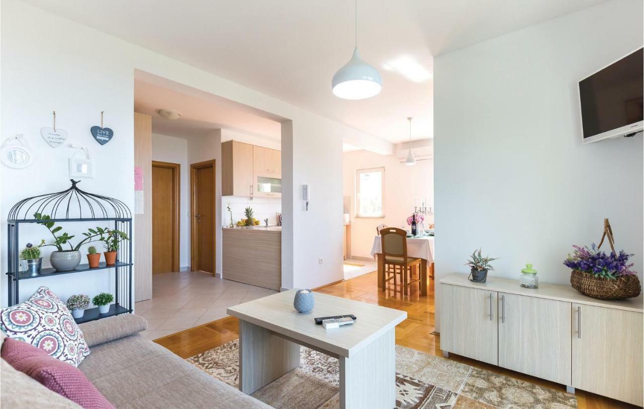 2 Bedroom Cozy Apartment In Makarska Exterior photo