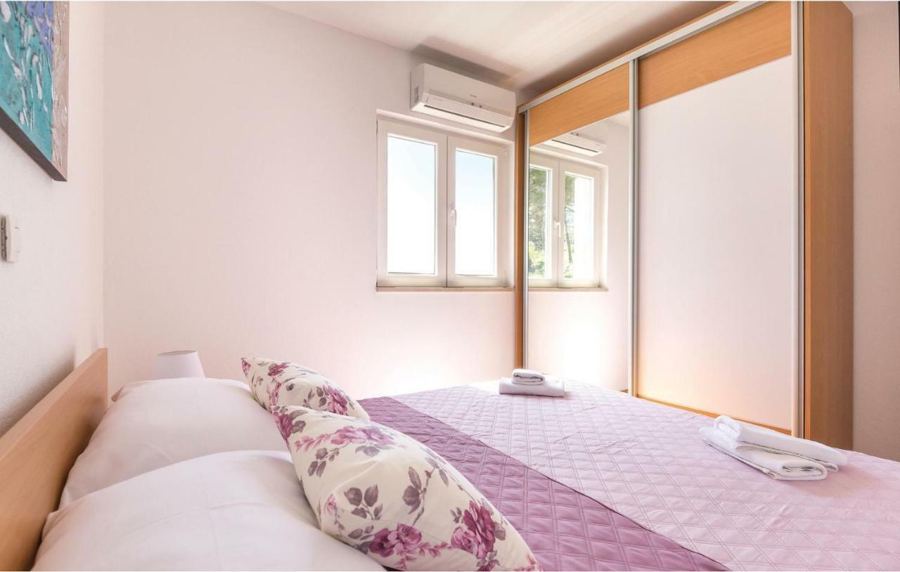 2 Bedroom Cozy Apartment In Makarska Exterior photo