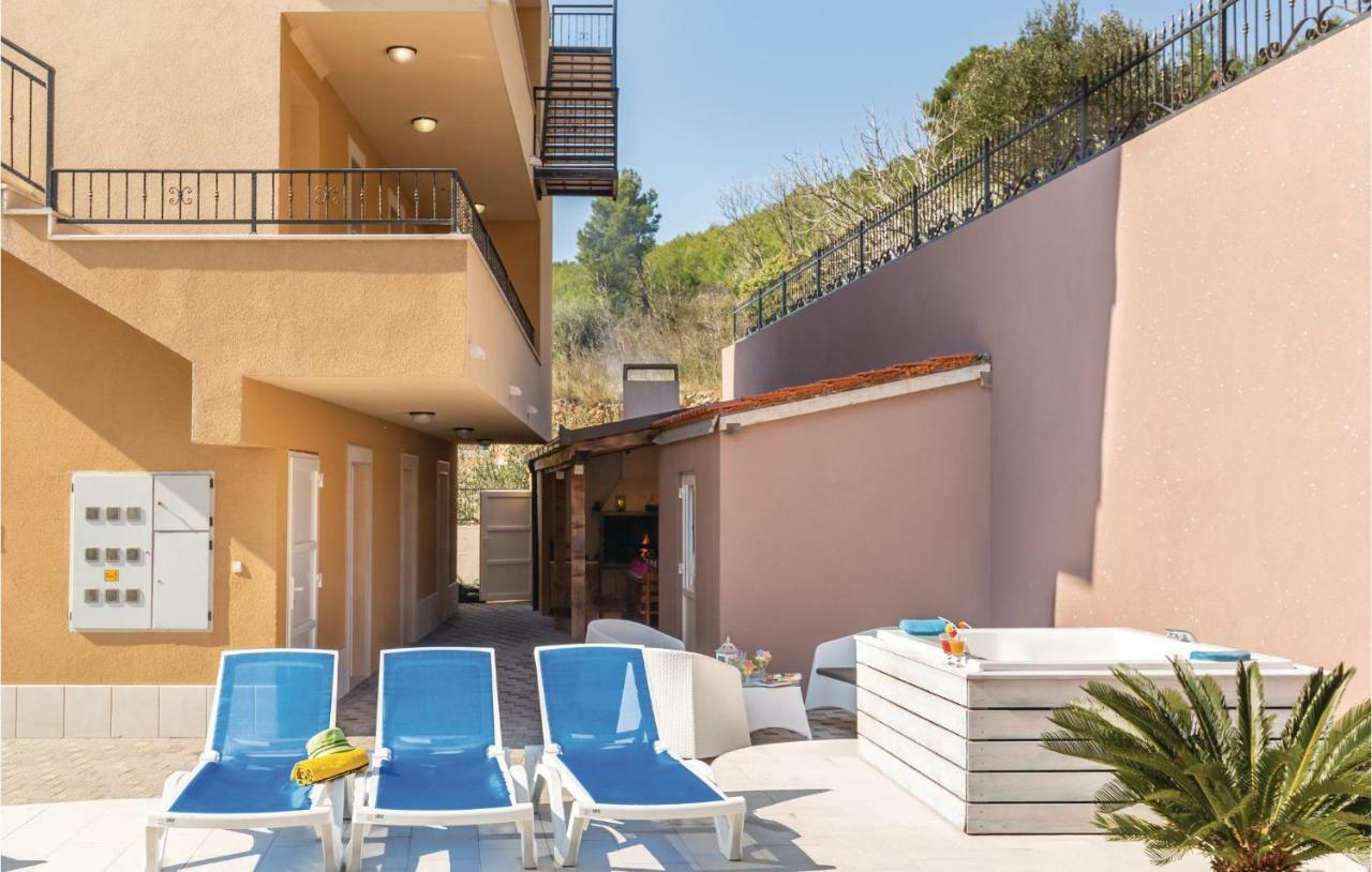 2 Bedroom Cozy Apartment In Makarska Exterior photo